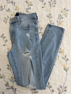 Aeropostale Light Wash Ripped Skinny Jeans